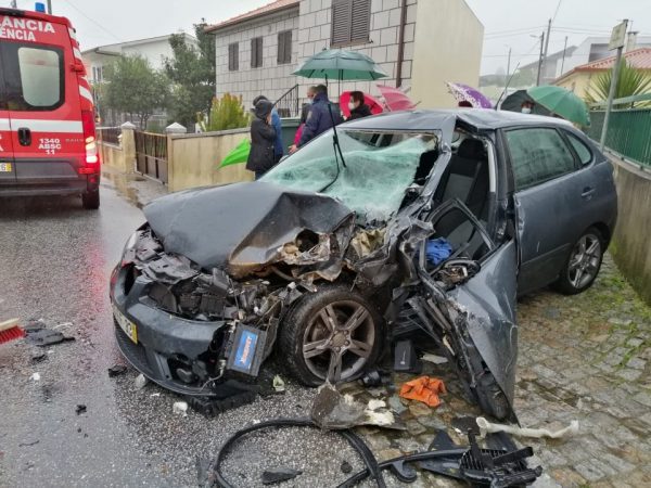 Colisão com mini-bus em Figueiró fere gravemente automobilista