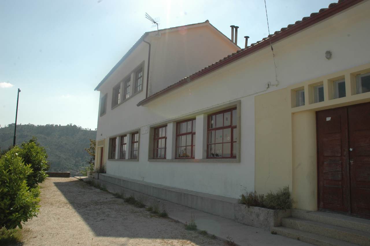 Antiga escola EB1 de Paredes de Baixo, em Santa Cruz do Douro transformada em habitação social