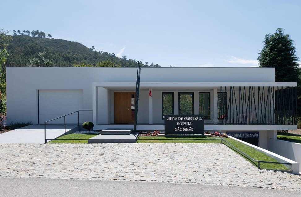 Junta de Freguesia de Gouveia (São Simão) com casa renovada