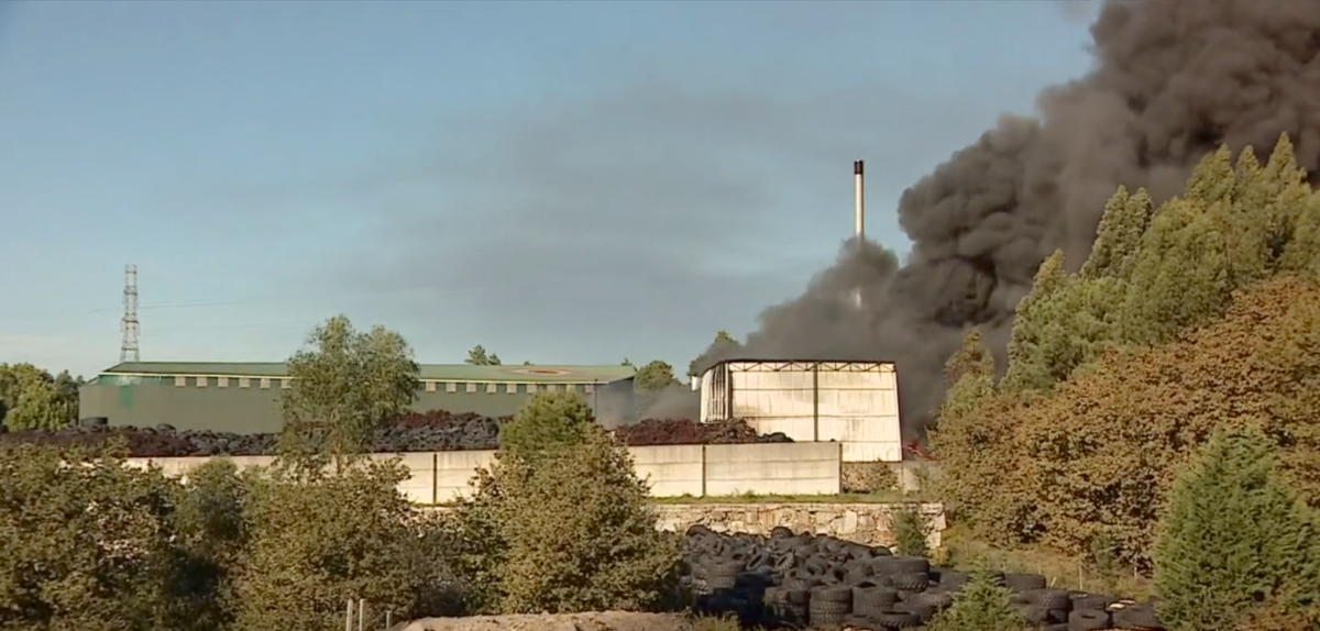 Incêndio em fábrica de pneus lança foco de poluíção em Penafiel